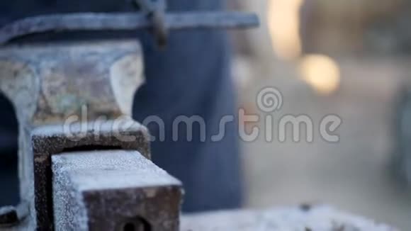 铁匠工作金属工匠村里私人铁匠铺的高地人在虎钳上切割铁水视频的预览图
