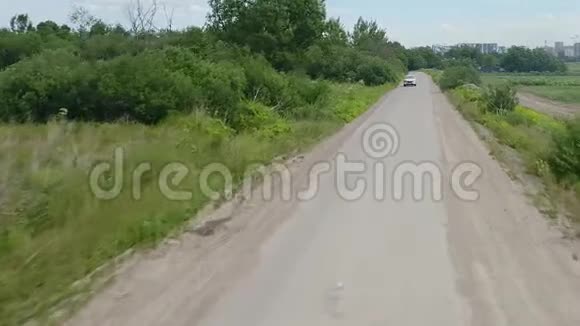 银色的汽车正沿着这条路行驶夏日视频的预览图