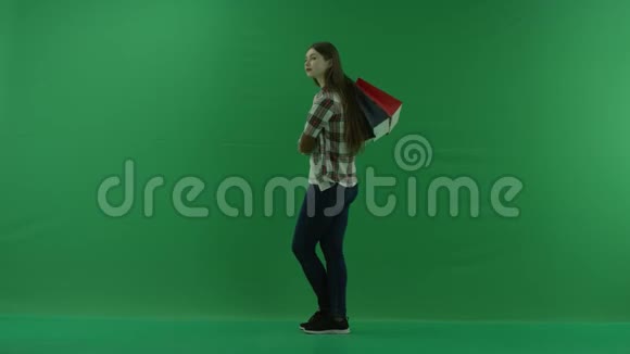 女孩站在她的左边肩上扛着包裹在绿色的屏幕上等待着什么视频的预览图