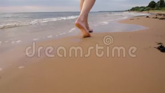 女人走在沙滩上留下脚印视频的预览图