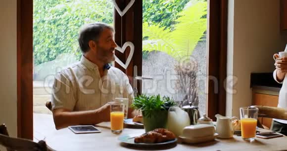 高级夫妻在喝咖啡时相互交流视频的预览图