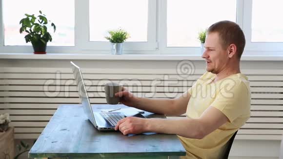 一个自由职业者在家里远程工作在笔记本电脑上与同事交流视频聊天视频的预览图
