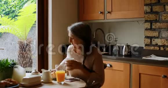 高级夫妻在喝咖啡时相互交流视频的预览图