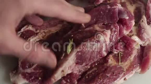 厨师用香料和橄榄油腌制鲜肉视频的预览图