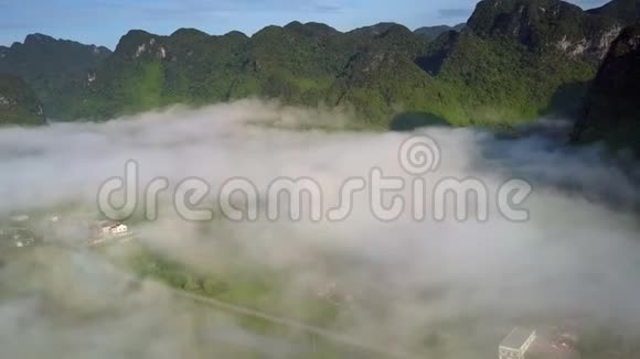 上飞雾扩散到山谷路与山链视频的预览图