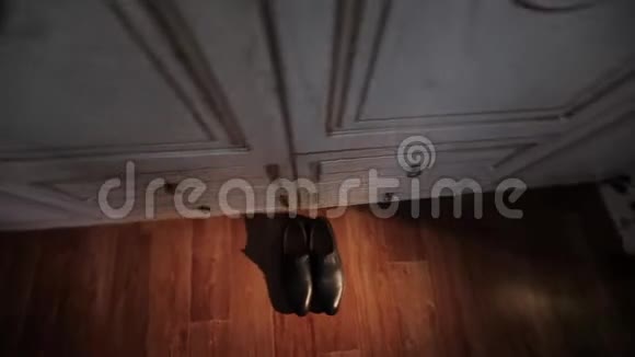 男人鞋子站在柜子附近视频的预览图