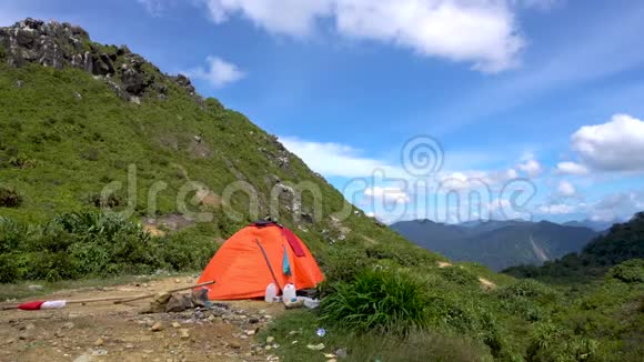 橘色帐篷对山景的影射视频的预览图