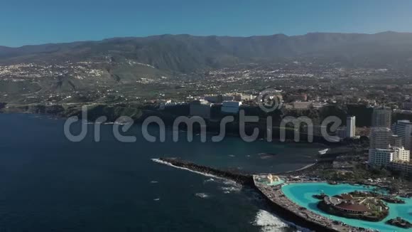鸟瞰度假区靠近海湾视频的预览图
