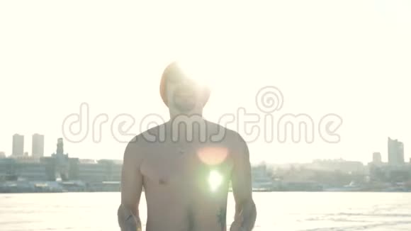 一个赤裸着胸膛的男人在寒冷的空气中伸展身体视频的预览图