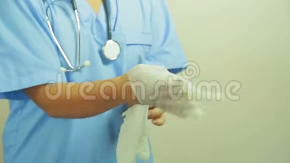 女医生在手术前把医疗手套戴在手上视频的预览图