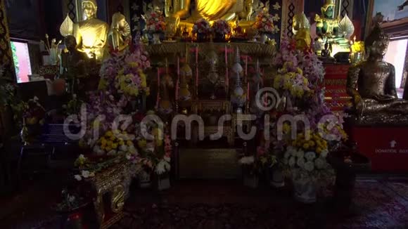 泰国传统亚洲寺的内部与大地触摸佛像视频的预览图