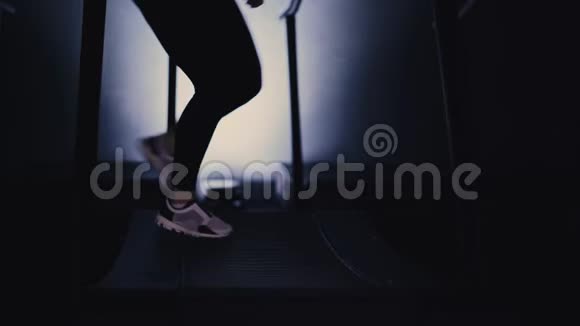 女人穿着白色运动鞋腿在跑步机上慢跑视频的预览图