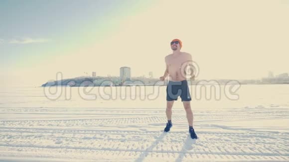 一个人在冬天做伸展运动视频的预览图