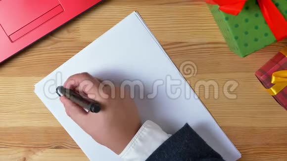 插图新年男手写在笔记本上2019规划视频的预览图