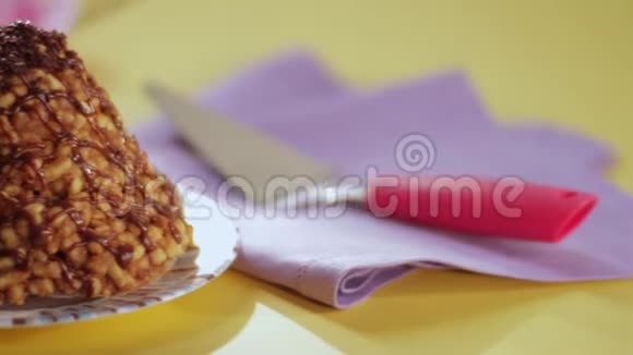 漏斗蛋糕在桌子上场景美味食物的概念视频的预览图