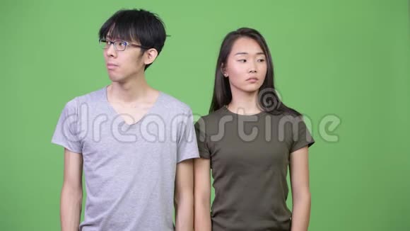 年轻的亚洲夫妇一起向远方望去视频的预览图
