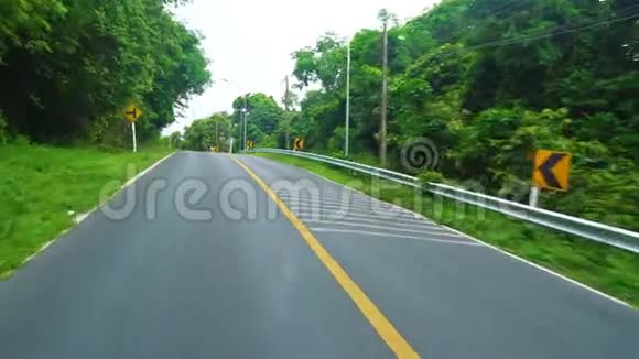 在柏油路上行驶美丽的热带岛屿景色视频的预览图