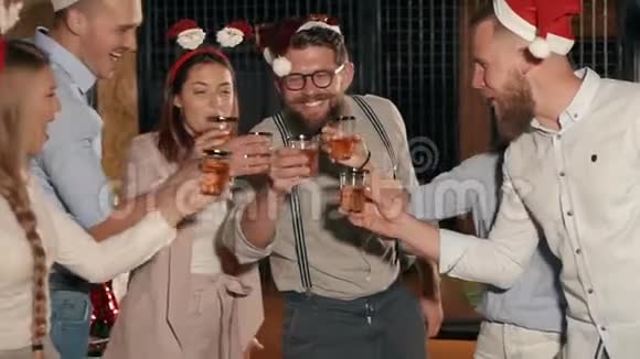 年轻的同事们在公司的圣诞聚会上喝鸡尾酒视频的预览图