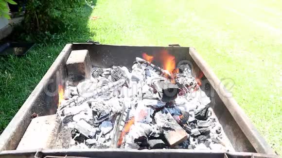 木炭准备在夏天烧烤架从发光的煤中燃烧视频的预览图
