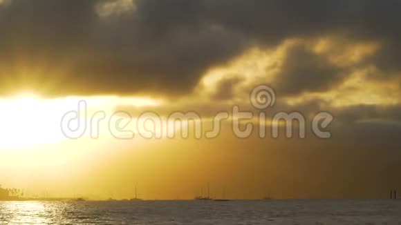 在澳大利亚一个令人惊叹的橙色日落前返回港口的船视频的预览图