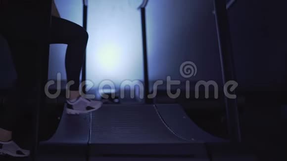 女人穿着白色运动鞋腿在跑步机上慢跑视频的预览图