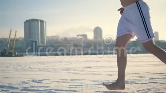 一个光着脚在冰冻的河流上奔跑的人视频的预览图