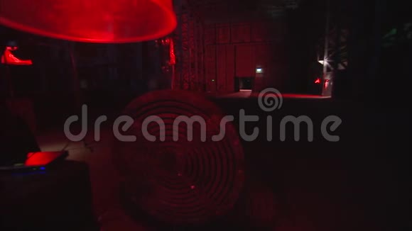 仓库里的红灯视频的预览图