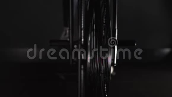 女人的双腿穿着白色的球鞋在健身房的自行车机上慢慢地模糊了视频的预览图