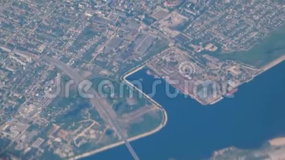 从飞机上俯瞰城市和河流变焦视频的预览图