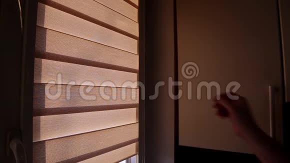 男人手打开贾洛西威尼斯窗帘视频的预览图