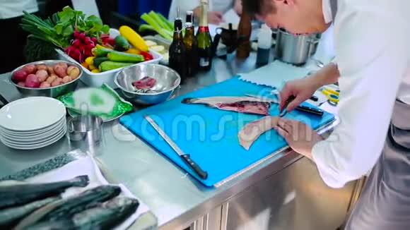 厨师把鱼片解开视频的预览图