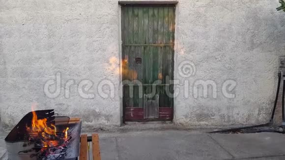 旧门有生锈的烧烤视频的预览图