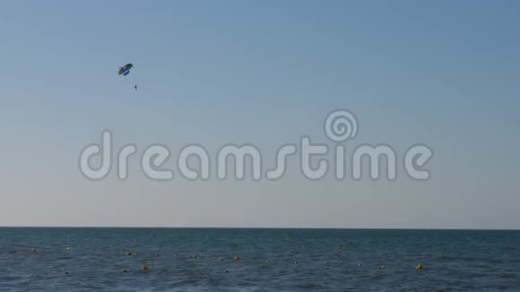 带着降落伞在蓝天的海面上飞行的游客视频的预览图
