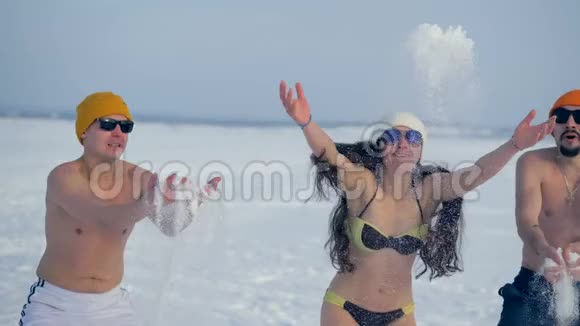 三个穿着游泳衣的朋友一起玩雪视频的预览图