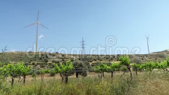 在塞浦路斯拉纳卡有风车的田野替代能源生产的可再生能源资源视频的预览图