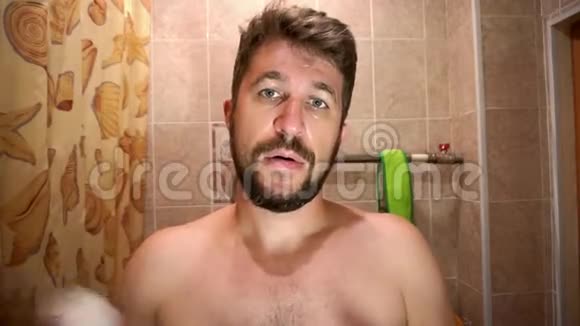 一个蓄满胡须的中年男人脸上涂满了剃须膏视频的预览图