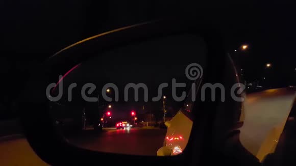 晚上车侧镜观街道交通车辆后视镜视频的预览图