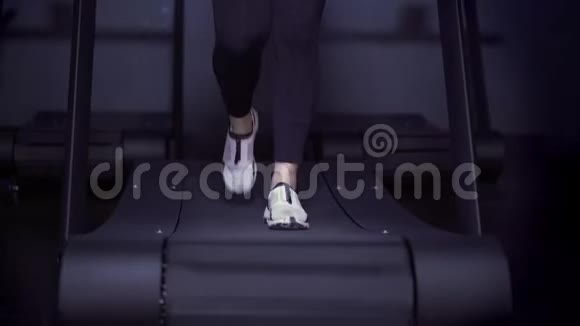 女人的腿穿着白色运动鞋腿穿着跑步机视频的预览图