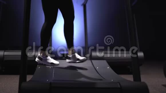 女人的腿穿着白色运动鞋腿在健身房跑步机上跑步视频的预览图
