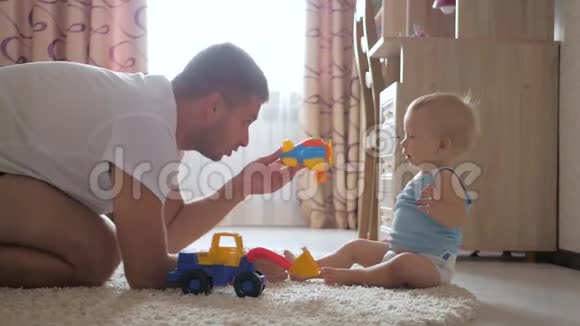 爸爸和小男孩在家玩玩具车视频的预览图