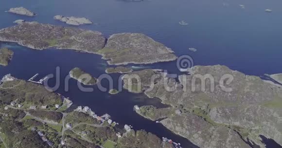 在阳光明媚的一天飞越被碧海冲刷的岛屿视频的预览图
