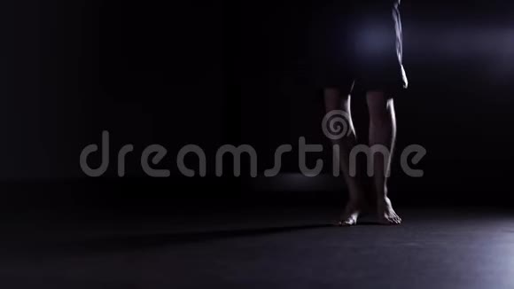 男人在黑暗的健身房里跳绳视频的预览图