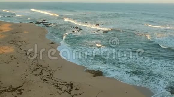 在葡萄牙的PovoadeVarzim被遗弃的海滩上空飞行的空中射击视频的预览图