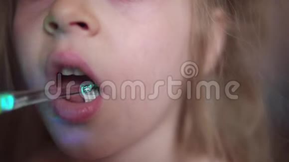 小孩用电动牙刷刷牙视频的预览图