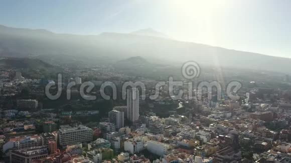 上景城市建筑坐落在靠山的岛屿上视频的预览图