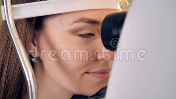一个女人在诊所检查眼睛时的特写镜头视频的预览图