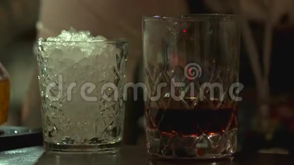 在白兰地或威士忌中加入冰块视频的预览图