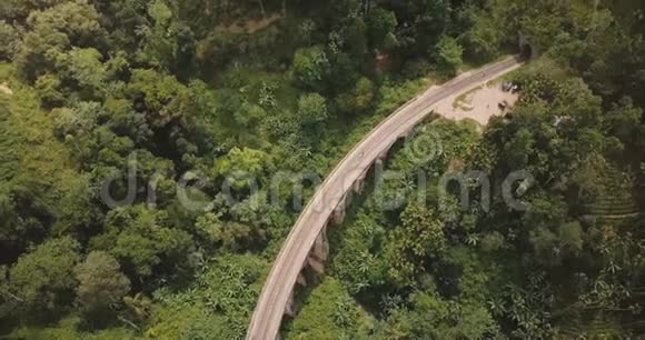 空中全景无人机左转过斯里兰卡的九拱桥埃拉在异国繁茂的绿色树木中视频的预览图