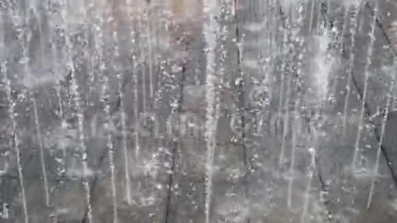 纯净水喷溅喷泉背景在超级慢动作风格视频的预览图