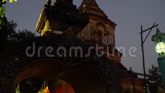 传统的兰纳式佛寺名为瓦乐合唱团为LoyKrathong节装饰彩灯视频的预览图